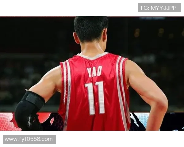 姚明背影图画展现了巨人柔情与坚韧的完美结合，感动无数球迷与艺术爱好者