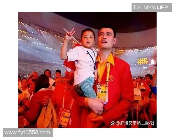 姚明赤脚走在草地上展现自然之美与运动员的独特魅力 姚明赤脚走在草地上展现自然之美与运动员的独特魅力